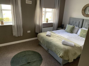 Kirkby House, Luxury 3 bedroom, sleeps 5 plus sofa bed, holiday, corporate, contractor visits
